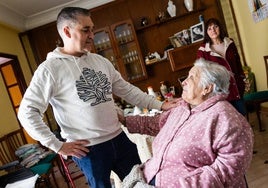 El policía local Pedro Moreno habla con la anciana que rescató en Alfafar.