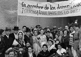 Representación valenciana que acudió al festival que se celebró en Las Ventas tras la riada del 57.