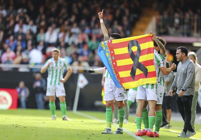 Los futbolistas del Betis, en un emotivo gesto tras el tanto que supuso el 1-1 ante el Valencia.