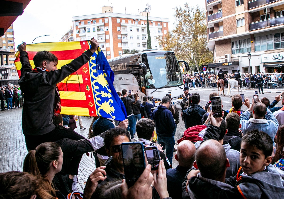 Aficionados del Valencia CF, recibiendo al autobús.