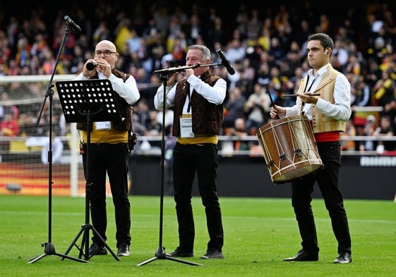 Una imagen del homenaje en Mestalla que pasará a la historia.