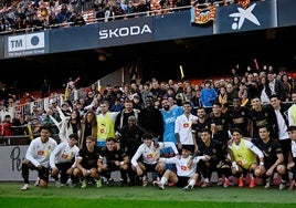 Los jugadores del Valencia, incluido los lesionados excepto Rafa Mir, fueron tras el partido a fotografiarse con los damnificados de la DANA.