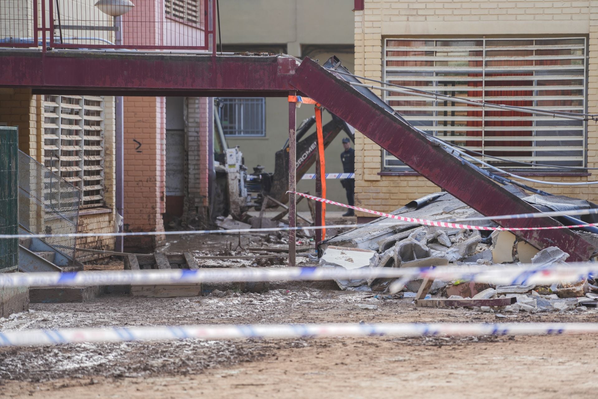 Un trabajador muerto y otro herido por un derrumbe en un colegio en Massanassa afectado por la DANA