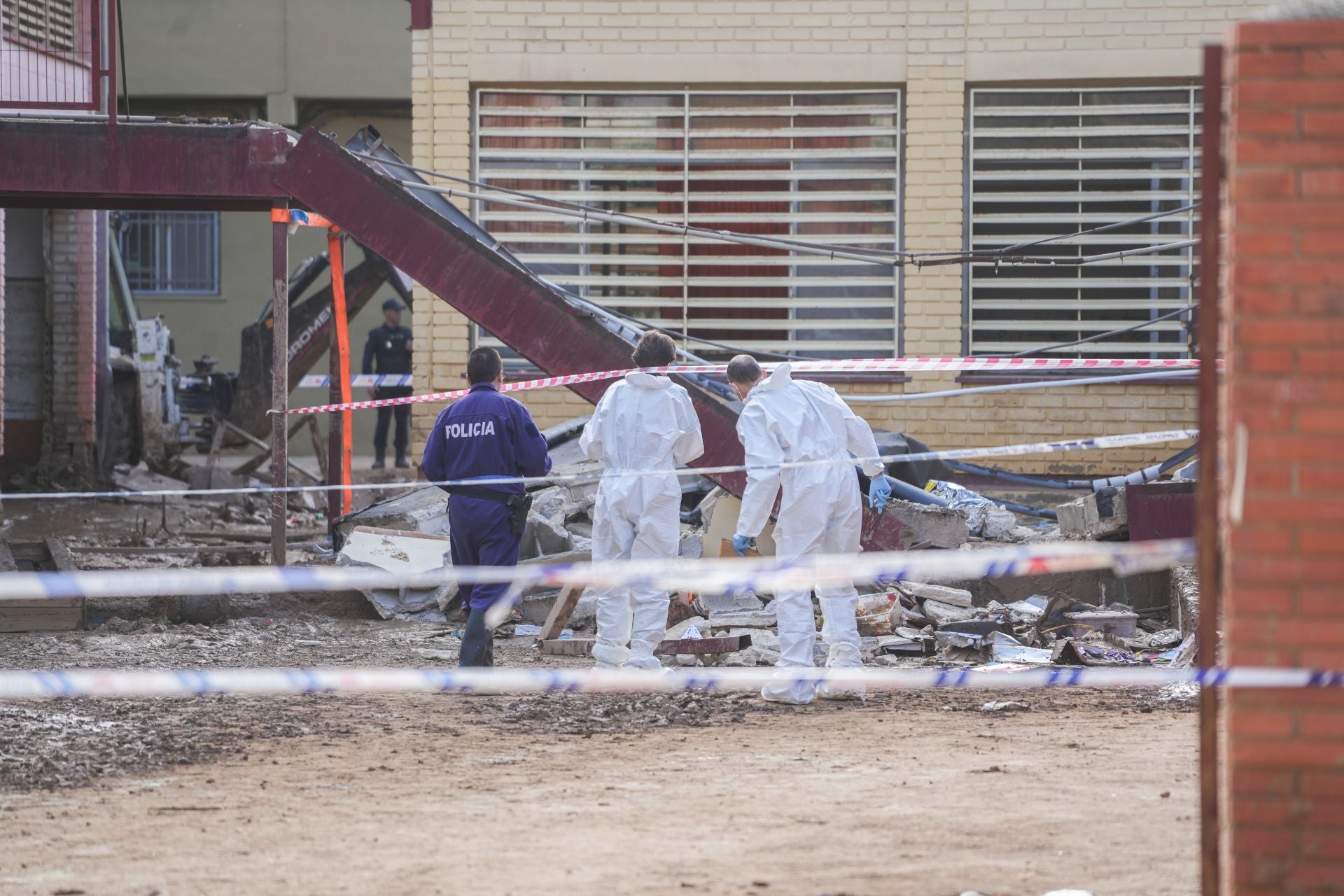 Un trabajador muerto y otro herido por un derrumbe en un colegio en Massanassa afectado por la DANA