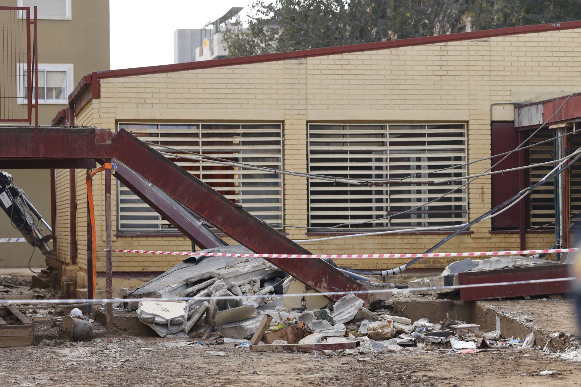 Un trabajador muerto y otro herido por un derrumbe en un colegio en Massanassa afectado por la DANA