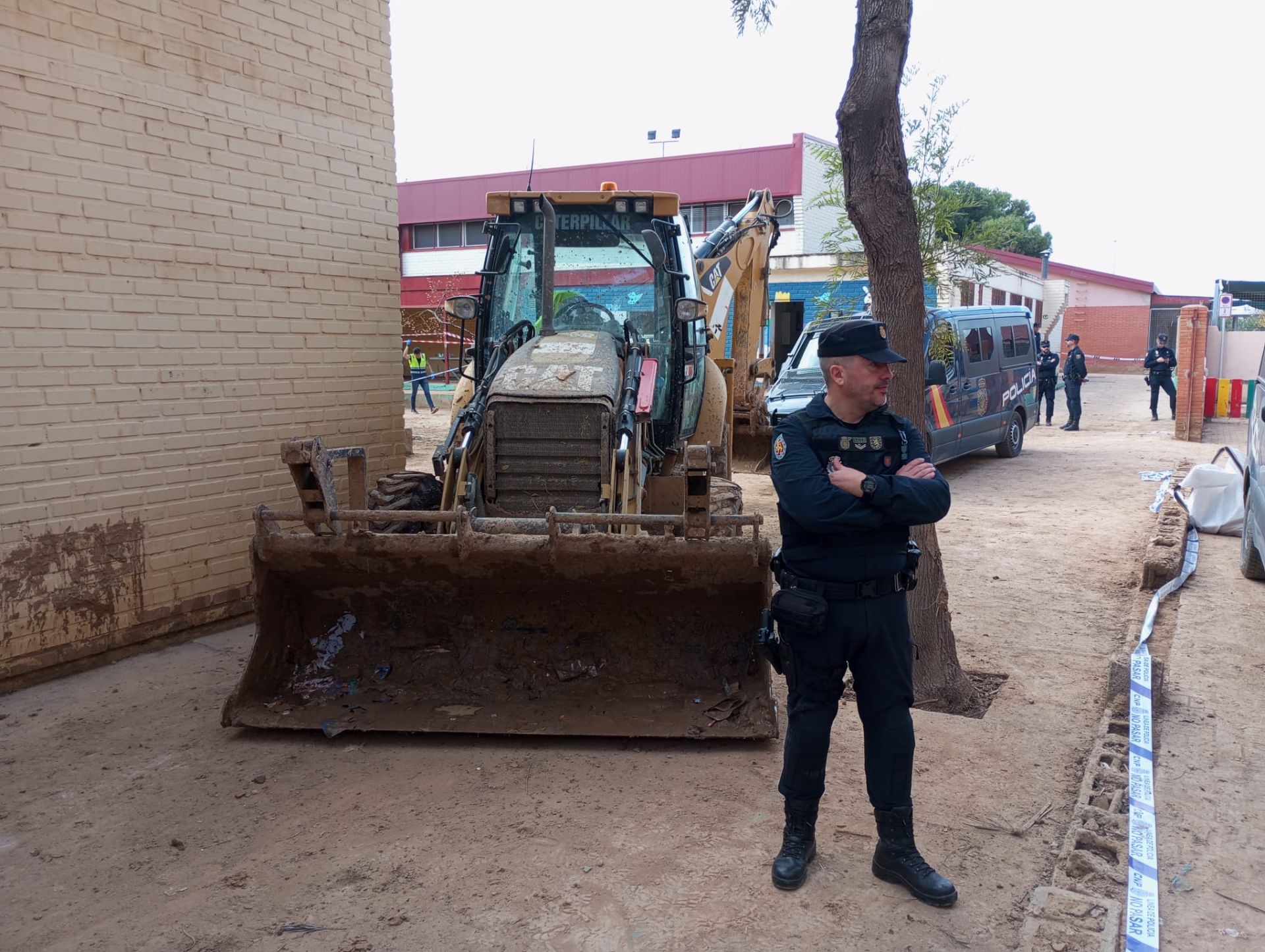 Imagen secundaria 1 - Un trabajador muerto y otro herido por un derrumbe en un colegio afectado por la DANA en Massanassa