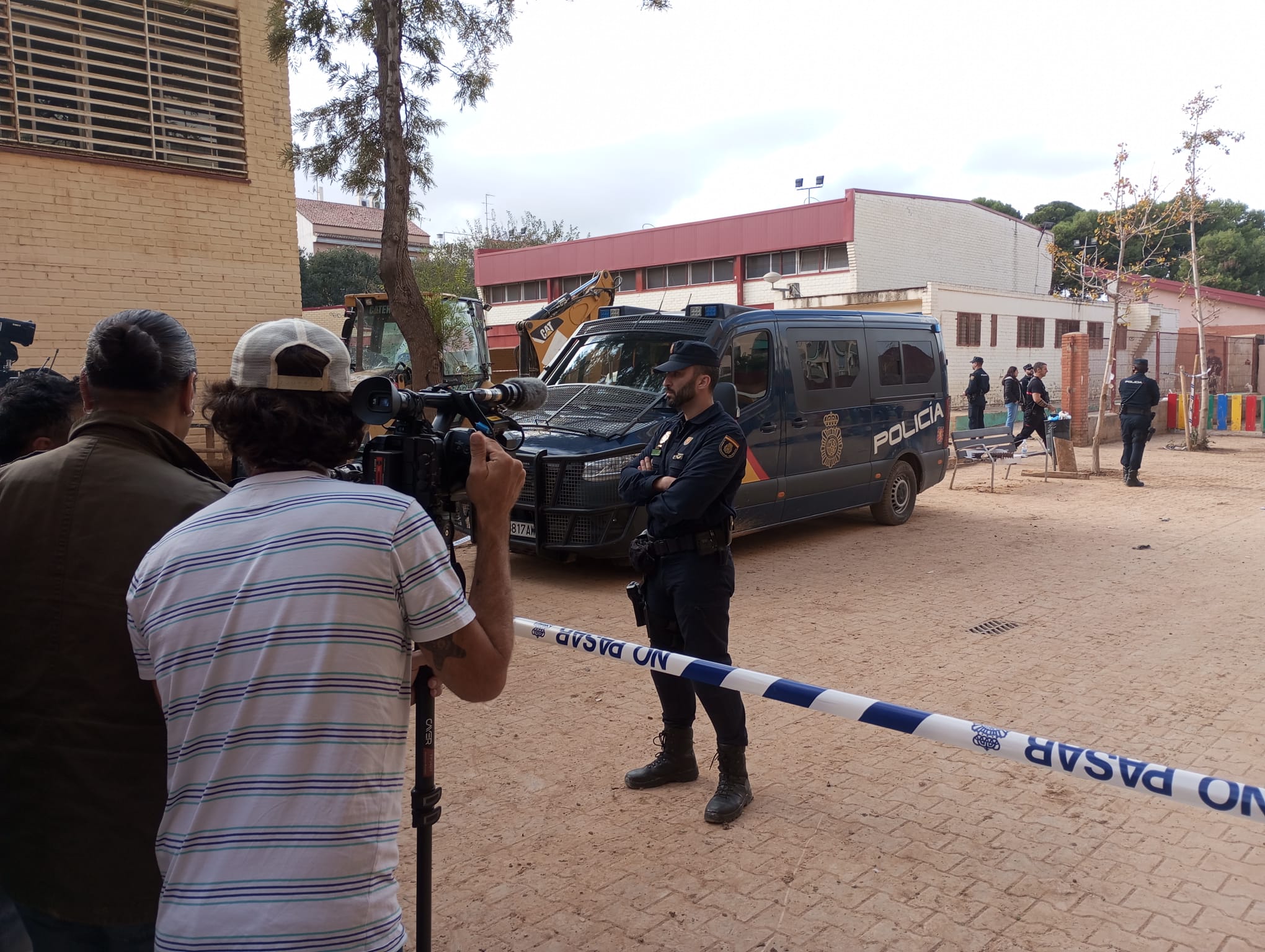 Imagen principal - Un trabajador muerto y otro herido por un derrumbe en un colegio afectado por la DANA en Massanassa