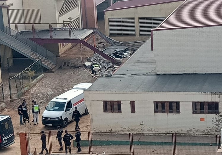 Varios policías y el retén fúnebre junto a la plataforma metálica que aplastó a la víctima.