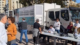 Punto de vacunación en la plaza del Ayuntamiento de Valencia.