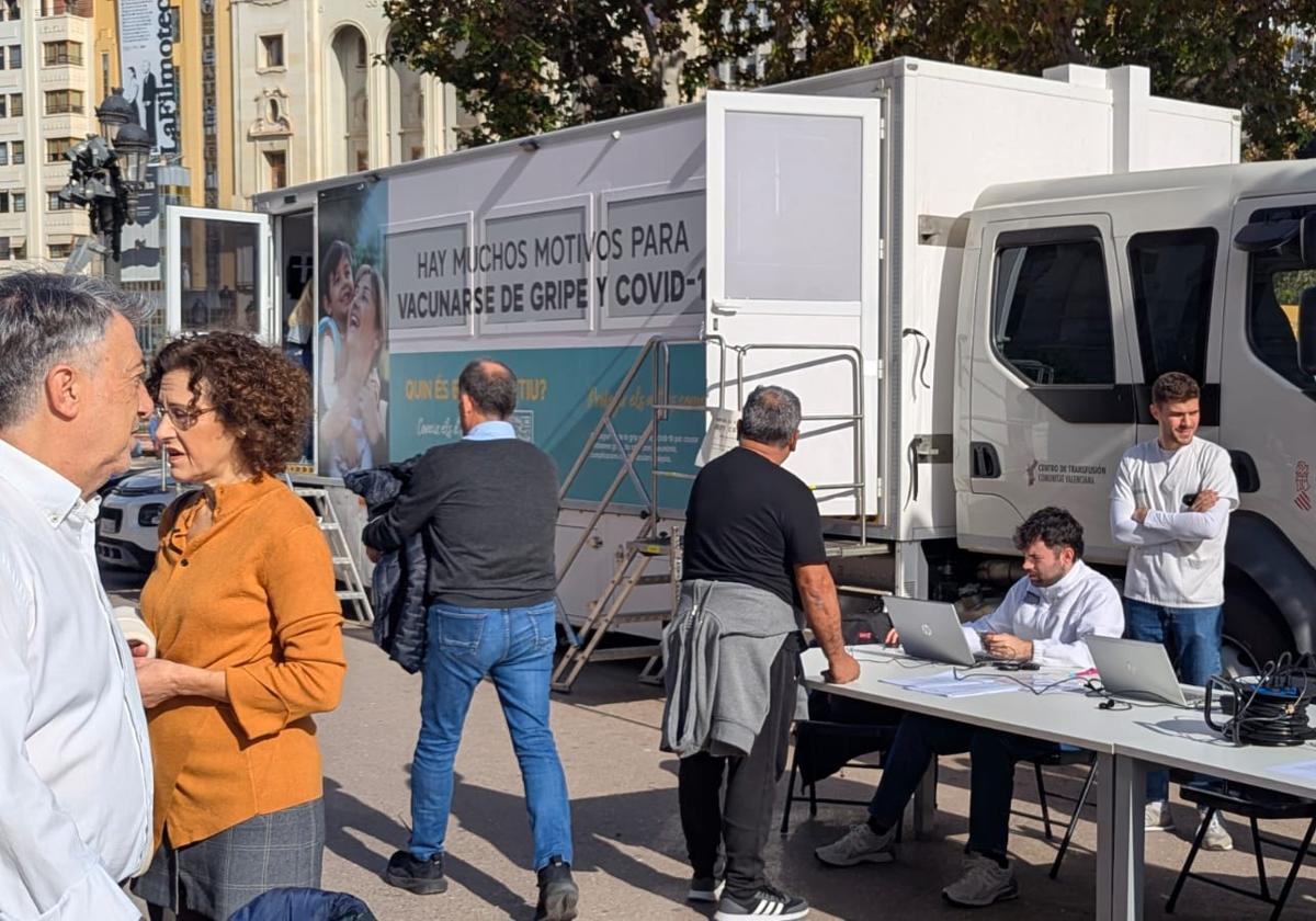 Punto de vacunación en la plaza del Ayuntamiento de Valencia.