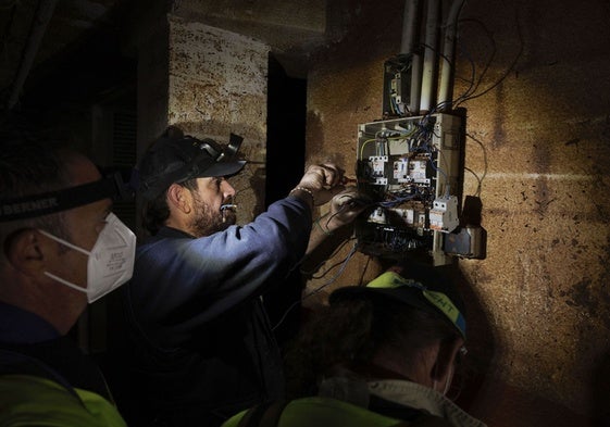 Un electricista voluntario repara un contador en Catarroja.