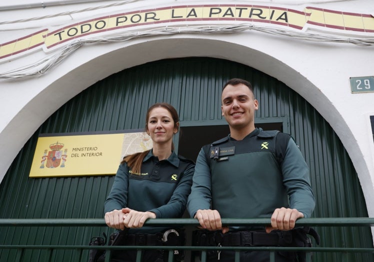 Los guardias civiles Gloria y Sergio atendieron a muchos de los rescatados en el cuartel de Buñol.