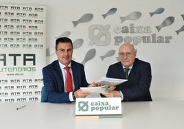 Firma del acuerdo entre Caixa Popular y ATA.