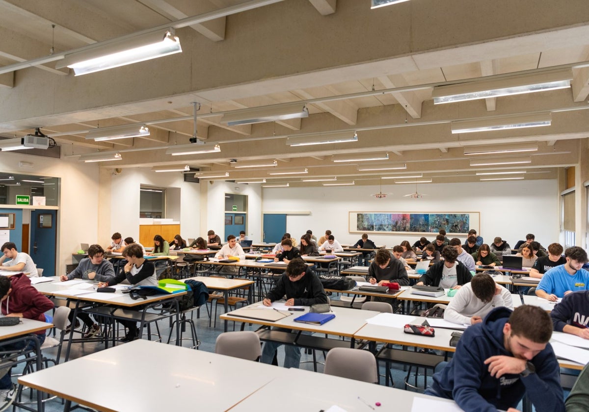 Clase de dibujo en la Escuela Técnica Superior de Ingeniería Aeroespacial y Diseño Industrial.