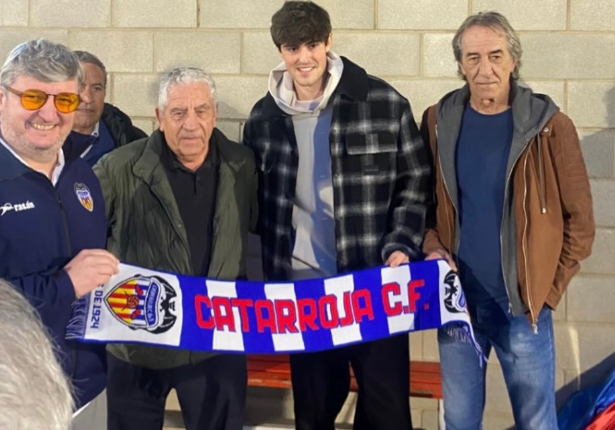 El presidente del Catarroja CF, Claramunt, Javi Guerra y Ricardo Arias.