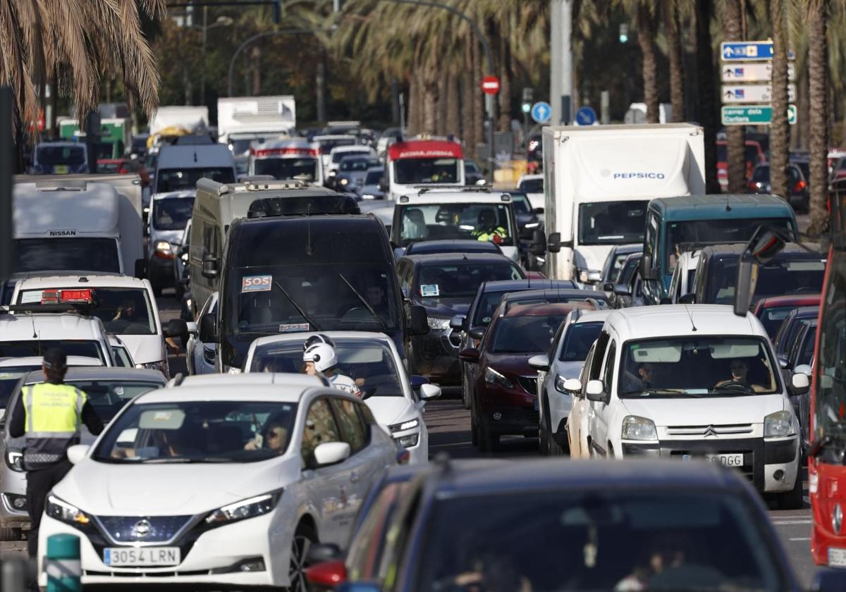 Trafico denso y retenciones en la confluencia de la calle San Vicente con Bulevar Sur.