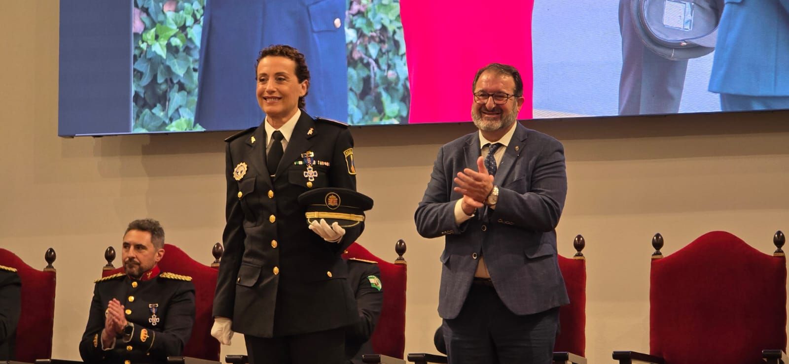 Jeannine Cantó con la Cruz Azul de Oro con Distintivo Azul.