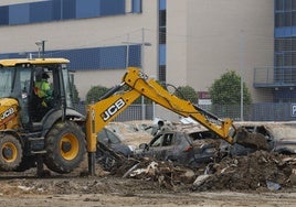 Una excavadora recoge los escombros en Massanassa.