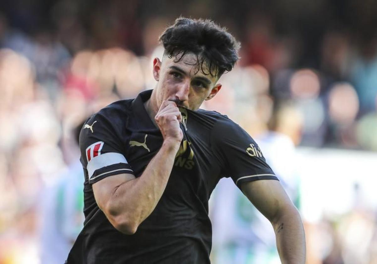 Diego López celebra su gol ante el Betis.