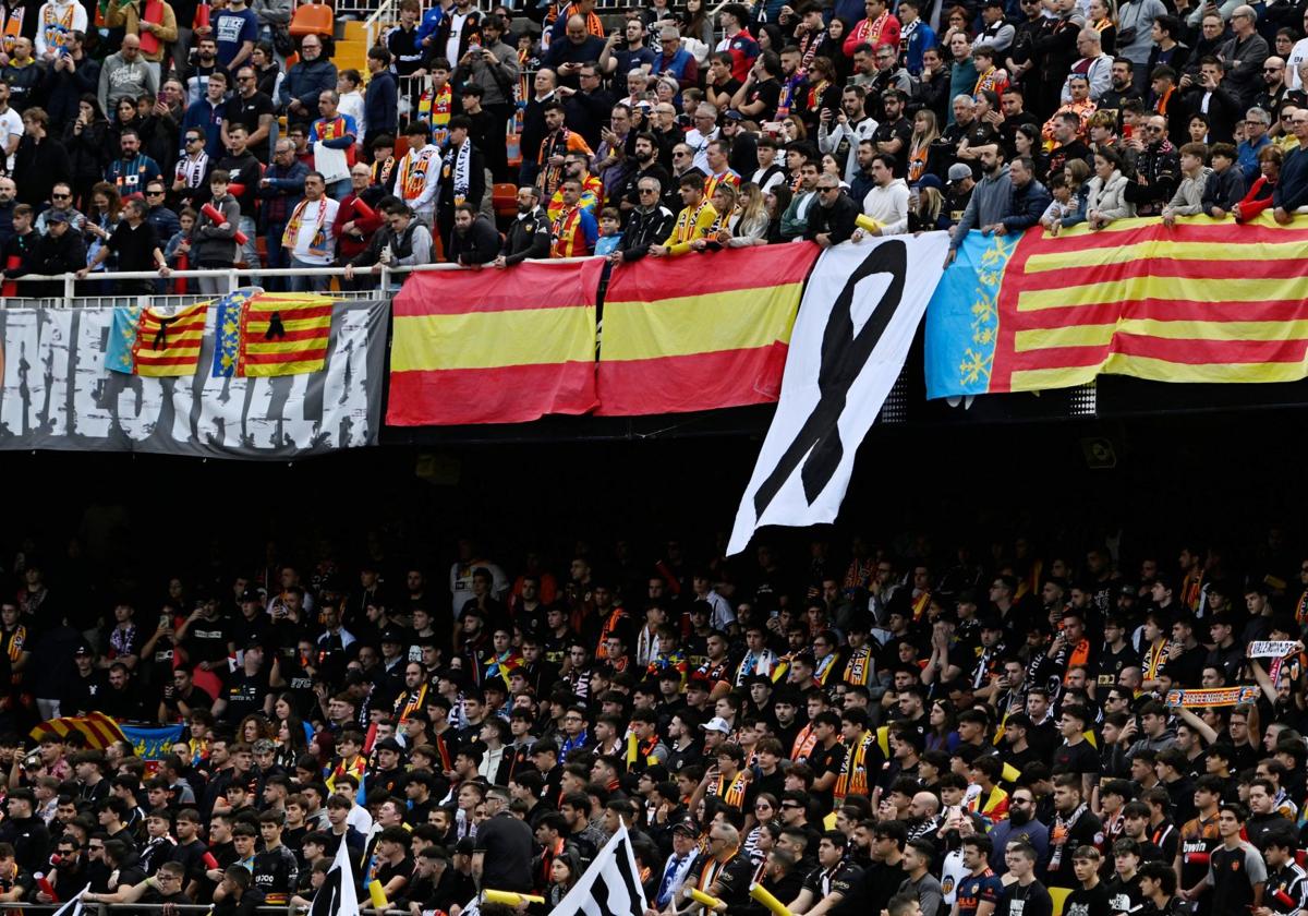 La grada de Mestalla, ante el Betis.