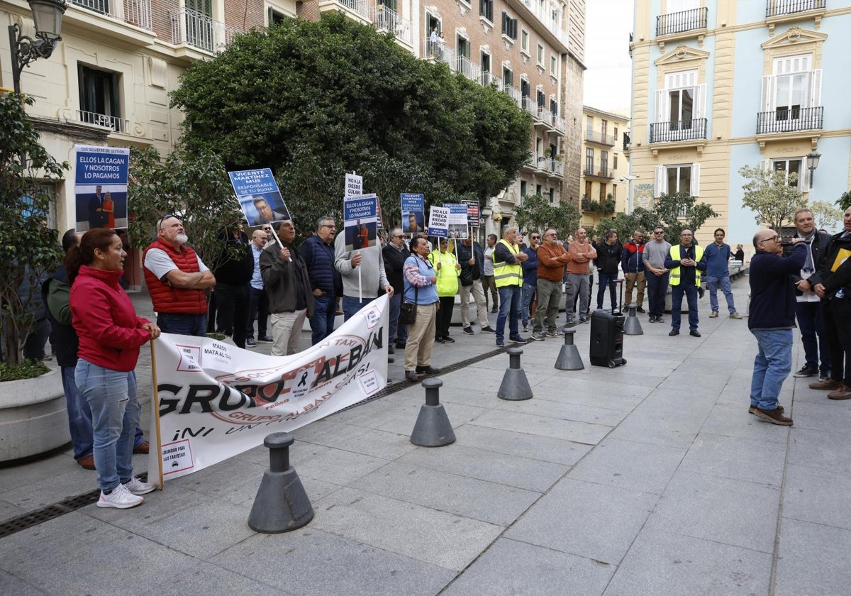 Decenas de taxistas, reunidos ante el Palau de la Generalitat este martes.