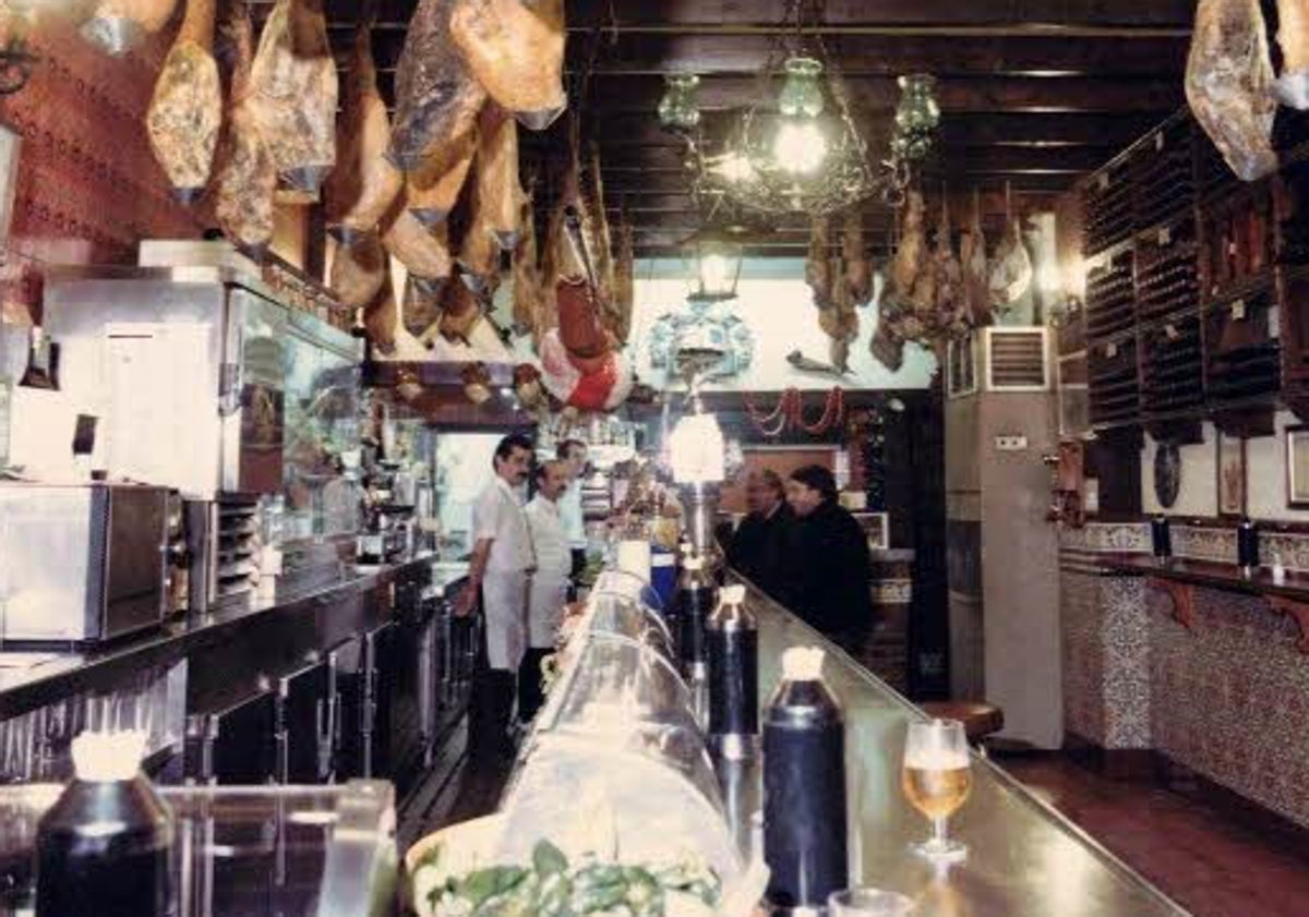 Imagen principal - Tres imágenes de la taberna El Granaíno, de Elche.