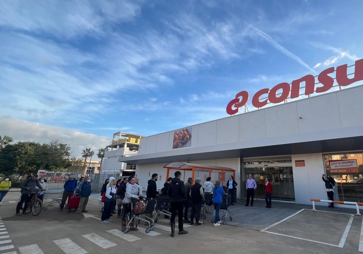 Uno de los supermercados reabiertos.