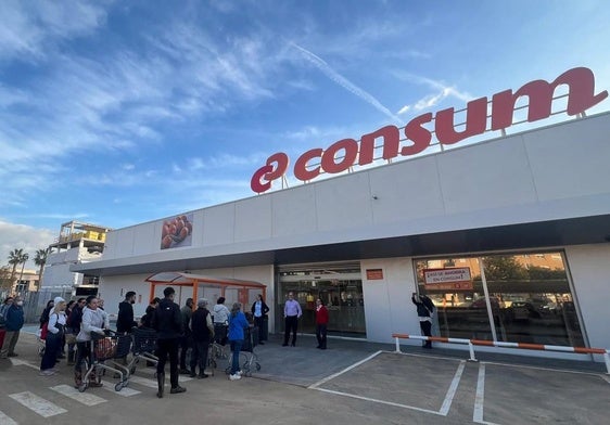 Uno de los supermercados reabiertos.