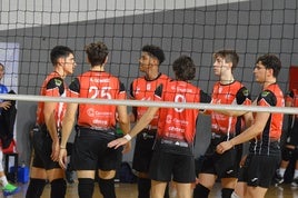 Los jugadores del equipo de Xàtiva, en un momento del partido.