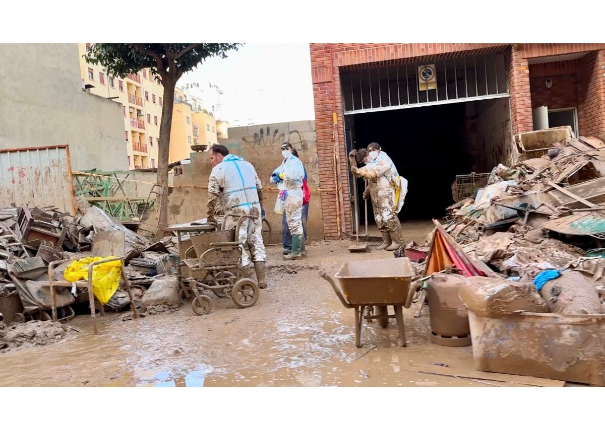 Voluntarios en Catarroja este domingo.