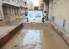 Uno de los contenedores repletos de lodo en Sedaví.