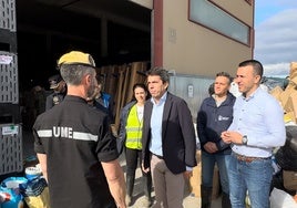 Carlos Mazón y Vicent Mompó, en Algemesí junto a un mando de la UME.