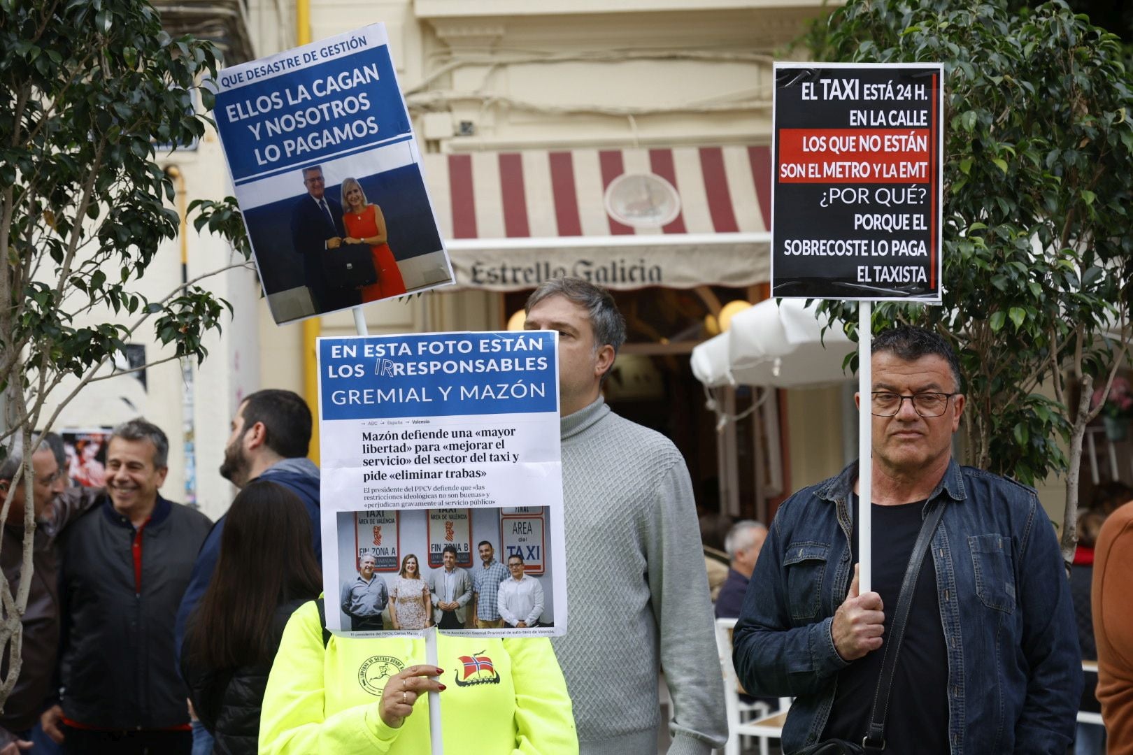 Los taxistas se concentran ante el Palau de la Generalitat para pedir regulación horaria