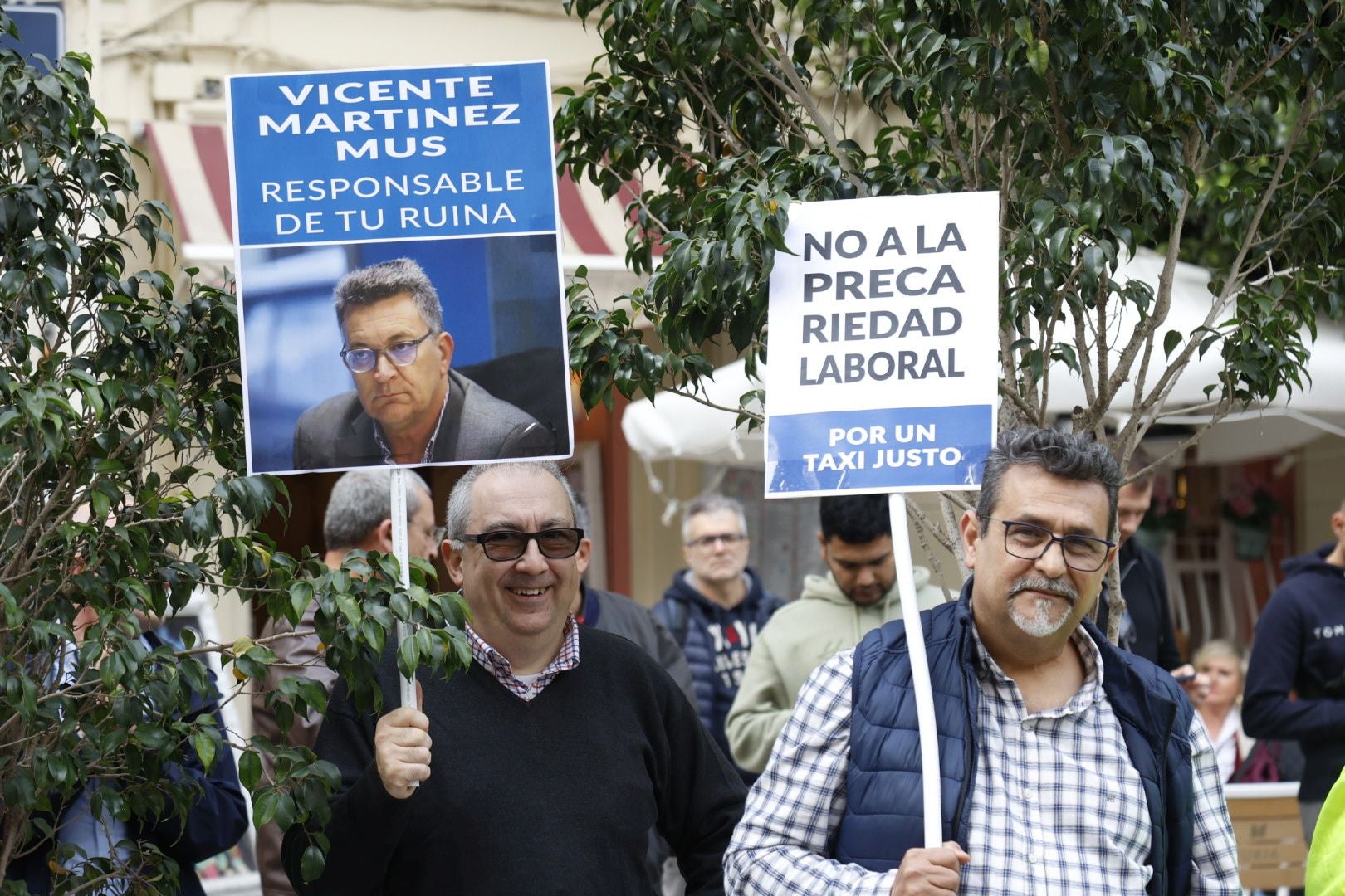 Los taxistas se concentran ante el Palau de la Generalitat para pedir regulación horaria