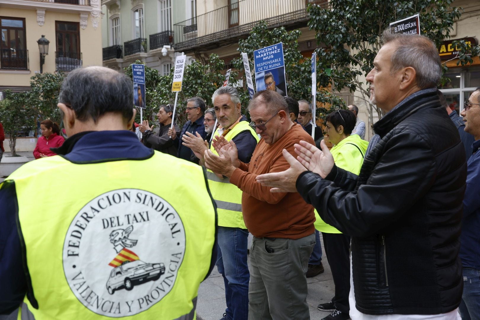 Los taxistas se concentran ante el Palau de la Generalitat para pedir regulación horaria