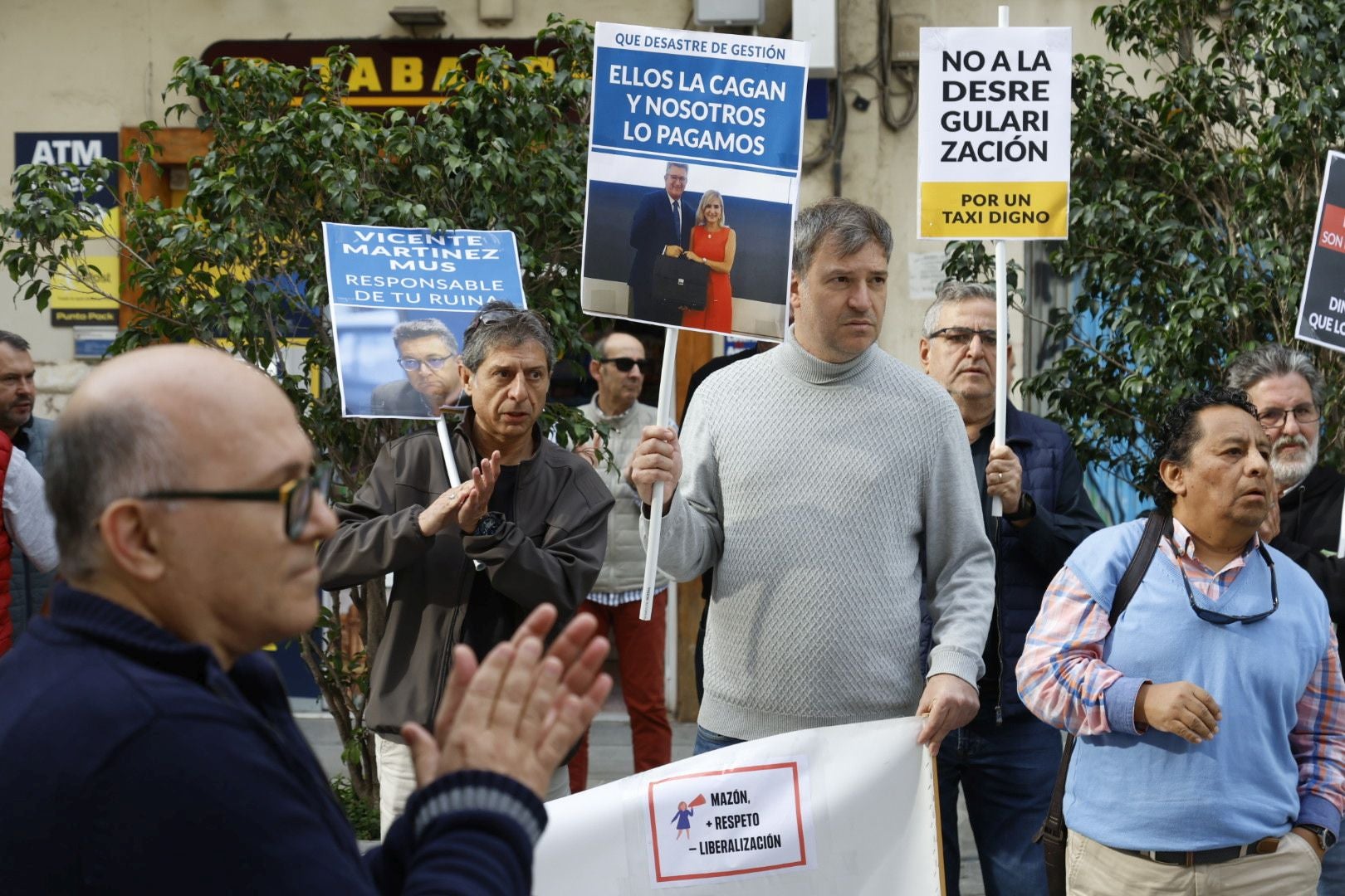 Los taxistas se concentran ante el Palau de la Generalitat para pedir regulación horaria