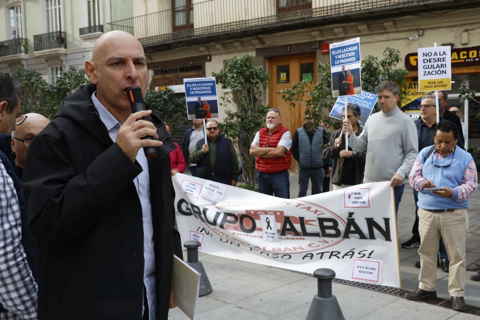 Los taxistas se concentran ante el Palau de la Generalitat para pedir regulación horaria