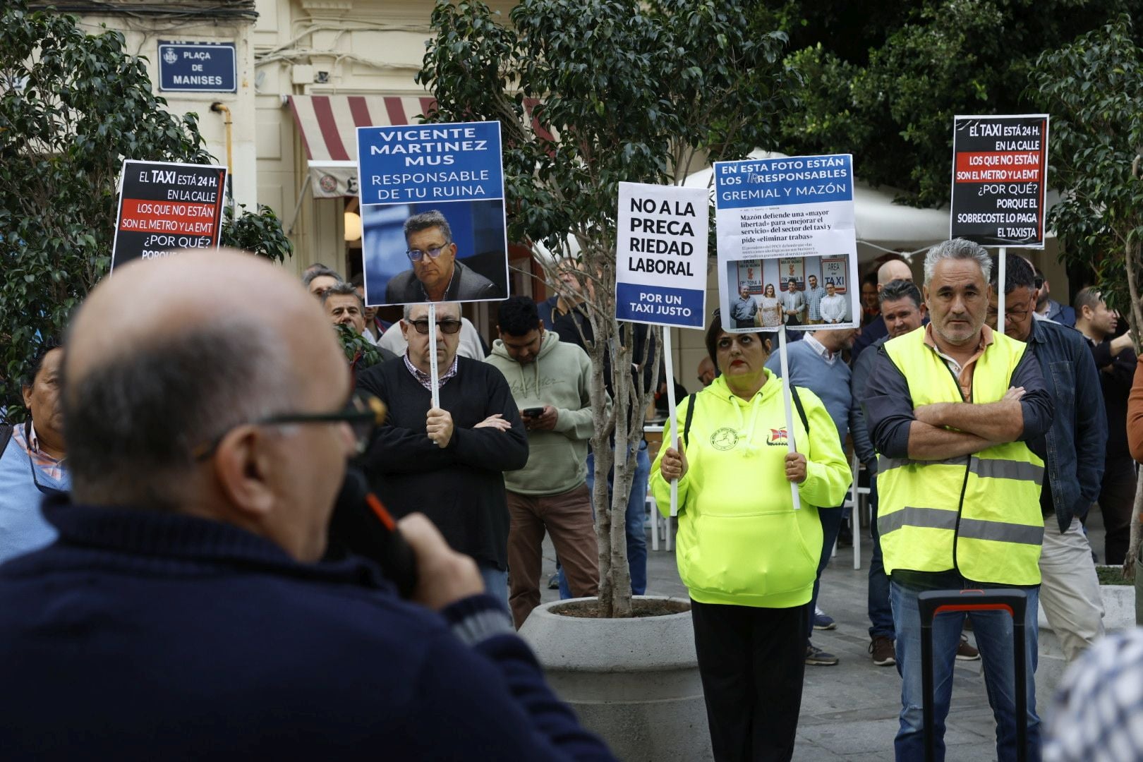 Los taxistas se concentran ante el Palau de la Generalitat para pedir regulación horaria