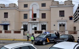 Agentes frente a la comisaría de Dénia.