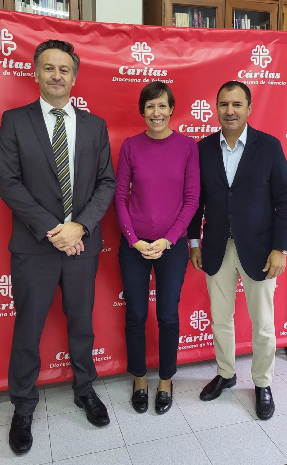 Jérôme Gateau y Carlos García con la directora de Cáritas Valencia, Aurora Aranda.