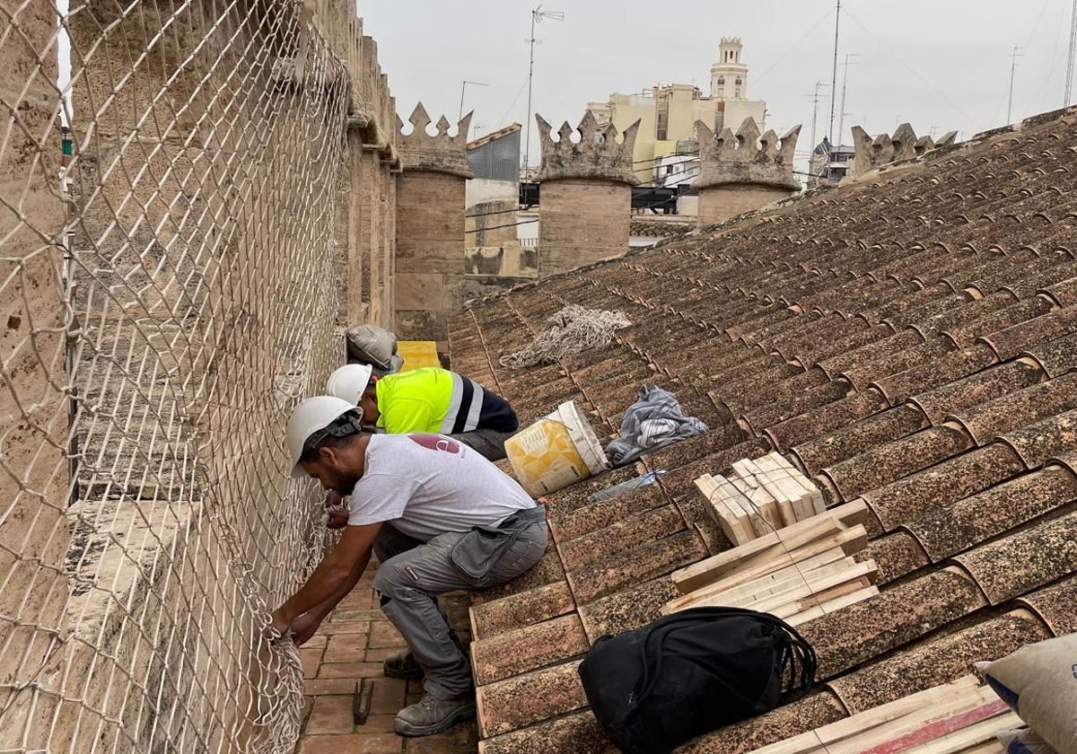 Instalación de una malla protectora en el hastial de la Lonja de Valencia.