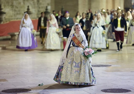 Llegada de madrugada de Marina García, fallera mayor infantil de Valencia 2024, a la plaza de la Virgen en la Ofrenda.