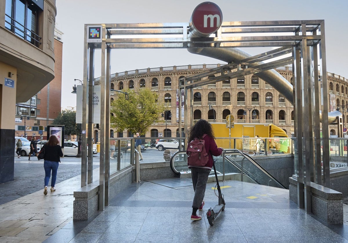 Una joven accede con patinete al metro, en imagen de archivo.