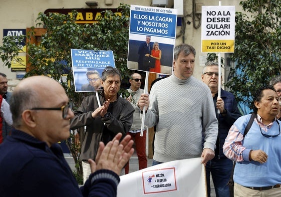 Protesta de los taxistas a las puertas del Palau de la Generalitat.