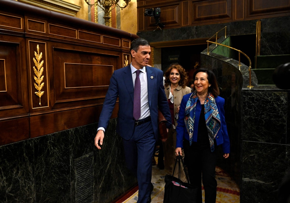 Sánchez, junto a Margarita Robles y María Jesús Montero, a su llegada este miércoles al Congreso.