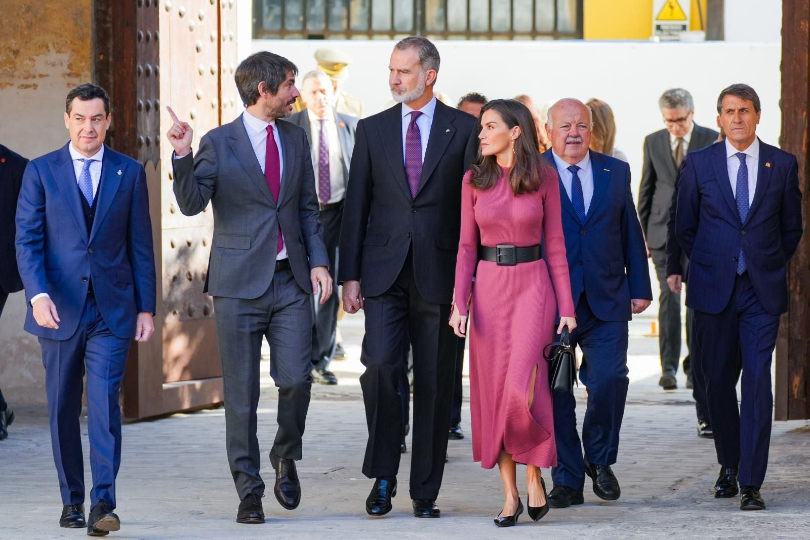 La reina Letizia viste moda valenciana para apoyar a los afectados por la DANA