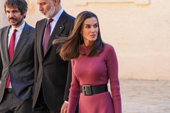 La reina Letizia viste moda valenciana para apoyar a los afectados por la DANA