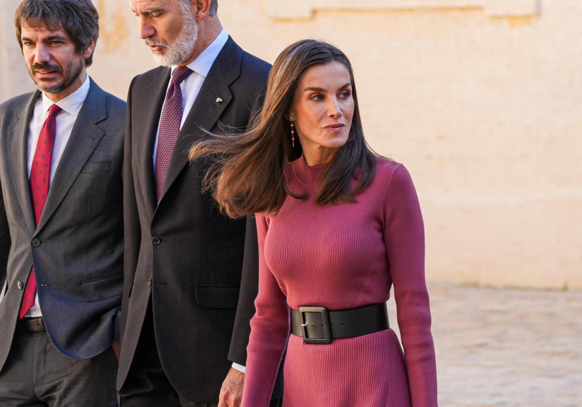 La reina Letizia viste moda valenciana para apoyar a los afectados por la DANA