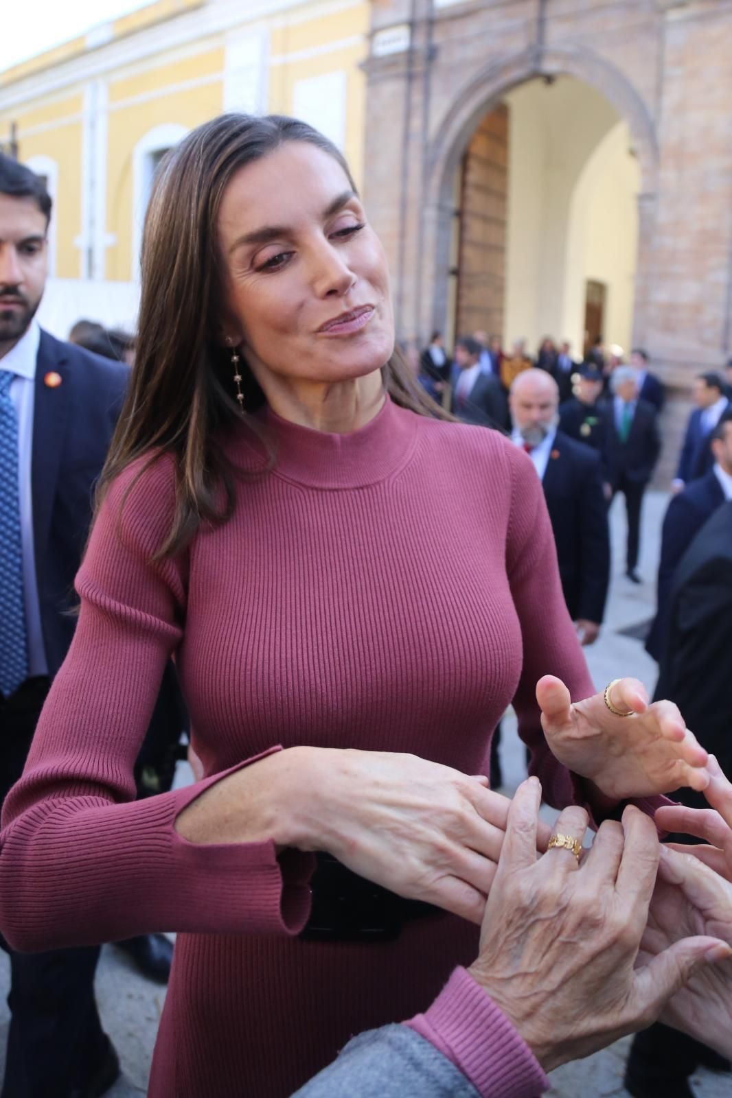 La reina Letizia viste moda valenciana para apoyar a los afectados por la DANA