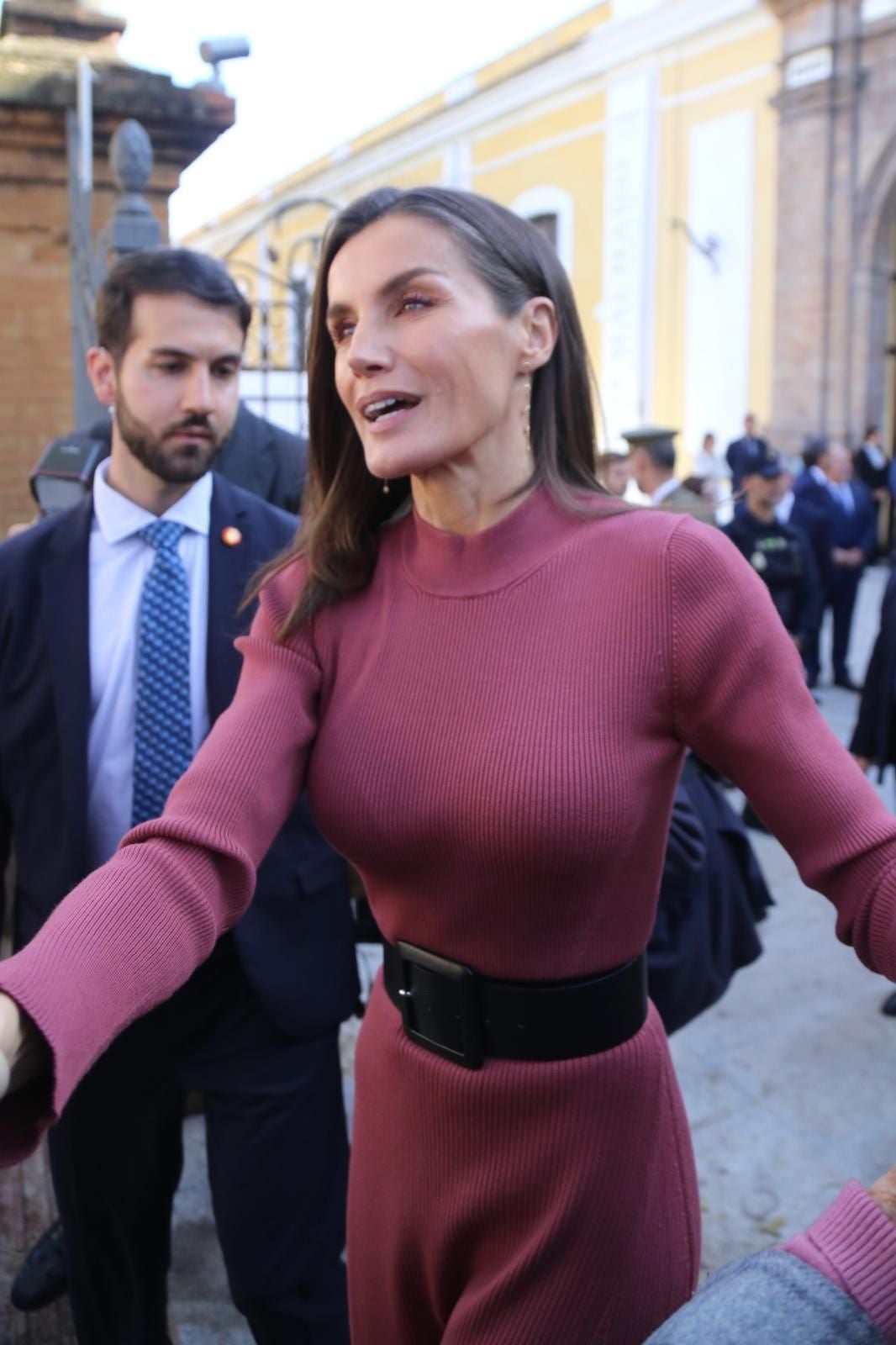 La reina Letizia viste moda valenciana para apoyar a los afectados por la DANA